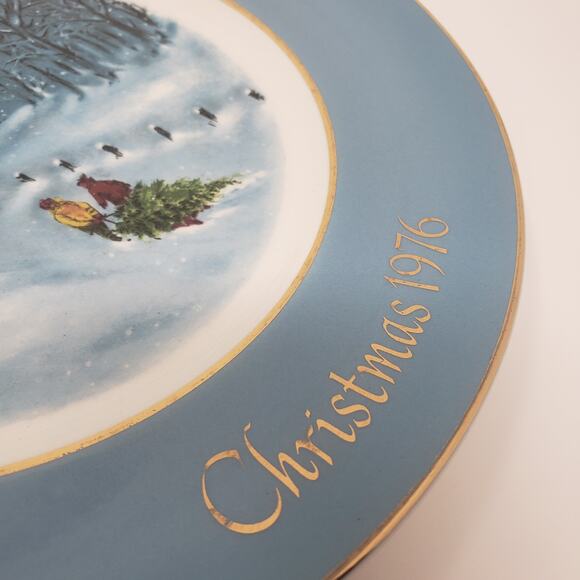 Avon 1976 22KGold Bringing Home The Tree Christmas Holiday Plate Enoch Wedgewood - Picture 9 of 9